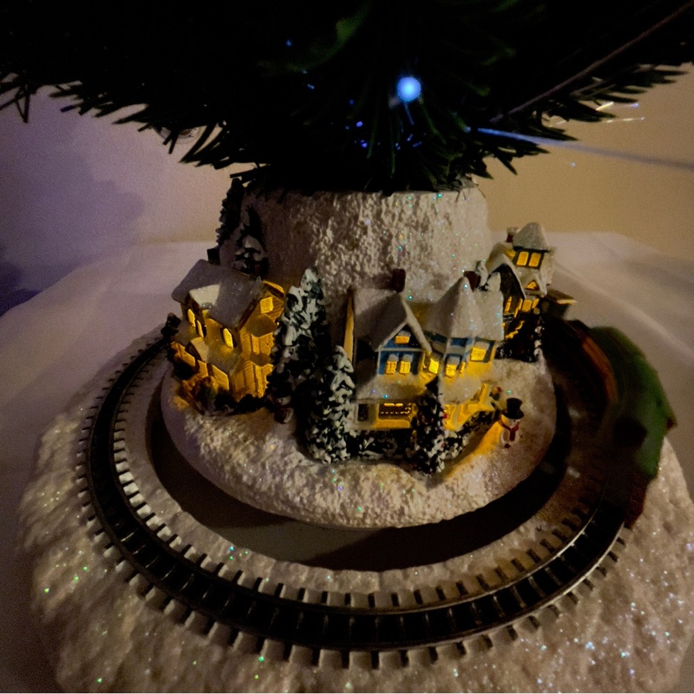 Thomas Kinkade Holiday Sparkle Fiber Optic Christmas Tree w/Moving Train & Music - Picture 9 of 12